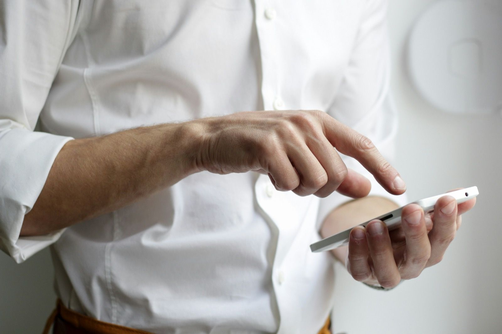 Person som använder mobiltelefon