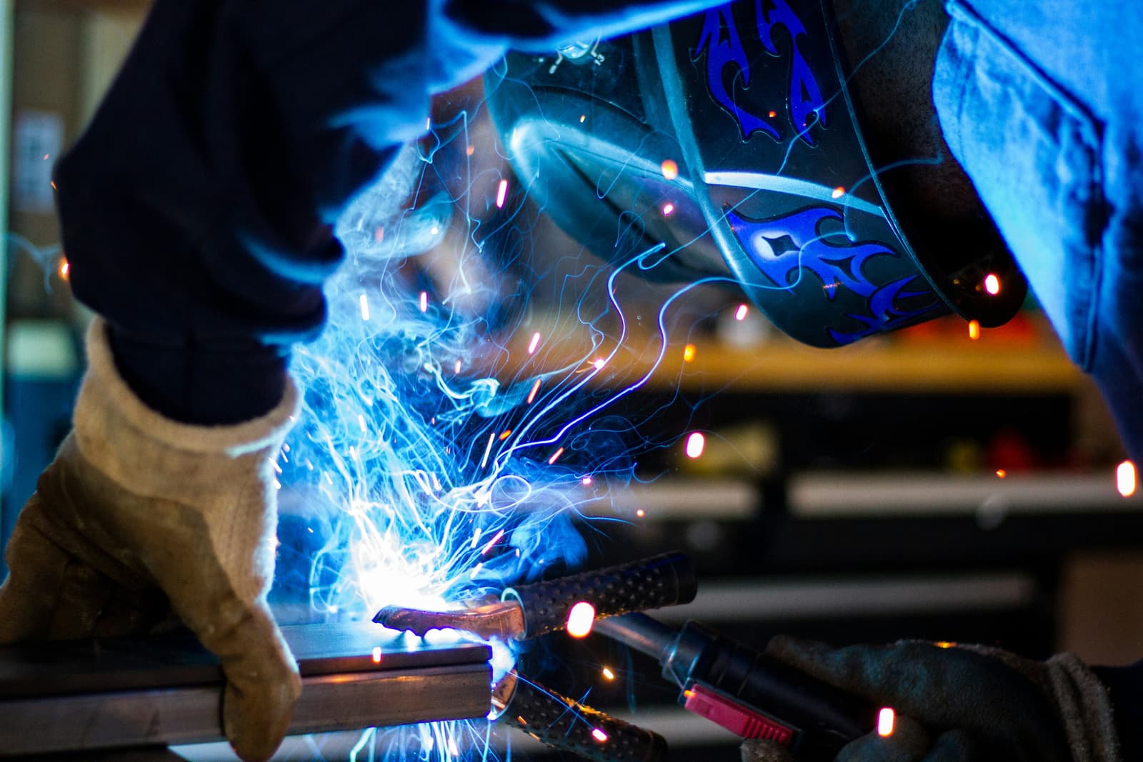 Svetsare i tillverkningsindustrin